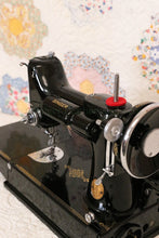 Load image into Gallery viewer, Singer Featherweight 221 Sewing machine, 1935 AD945***
