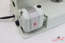 Load image into Gallery viewer, Singer Featherweight 221K Sewing Machine, WHITE EV964***
