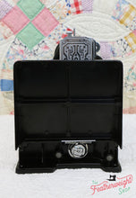 Load image into Gallery viewer, Singer Featherweight 221K Sewing Machine, French EF909***
