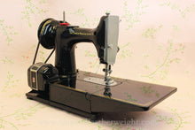 Load image into Gallery viewer, Singer Featherweight 222K Sewing Machine, "Red S" ER900***
