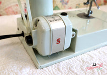 Load image into Gallery viewer, Singer Featherweight 221K Sewing Machine, WHITE EV9057**

