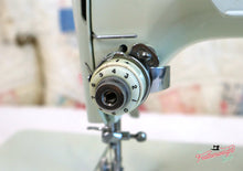 Load image into Gallery viewer, Singer Featherweight 221K Sewing Machine, WHITE EV9057**
