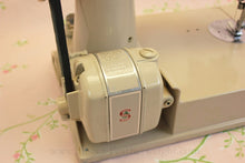 Load image into Gallery viewer, Singer Featherweight 221 Sewing Machine, TAN ES878***
