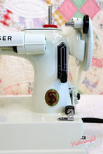Load image into Gallery viewer, Singer Featherweight 221K Sewing Machine, WHITE EV9057**

