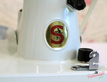 Load image into Gallery viewer, Singer Featherweight 221K Sewing Machine, WHITE EV9057**
