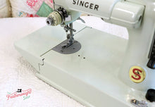 Load image into Gallery viewer, Singer Featherweight 221K Sewing Machine, WHITE EV9057**
