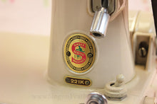 Load image into Gallery viewer, Singer Featherweight 221 Sewing Machine, TAN ES878***
