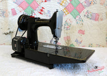 Load image into Gallery viewer, Singer Featherweight 222K Sewing Machine EP131***
