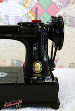 Load image into Gallery viewer, Singer Featherweight 222K Sewing Machine EP131***

