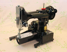 Load image into Gallery viewer, Singer Featherweight 222K Sewing Machine EP542***
