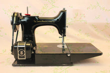 Load image into Gallery viewer, Singer Featherweight 221 Sewing machine, 1933 AD546***
