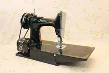 Load image into Gallery viewer, Singer Featherweight 221 Sewing Machine GOLDEN GATE SAN FRANCISCO 1939 Edition AF086***
