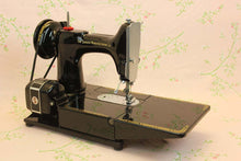 Load image into Gallery viewer, Singer Featherweight 222K Sewing Machine EM958**

