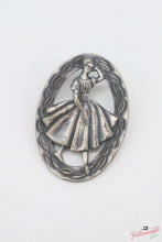 Load image into Gallery viewer, Qualifier's Pin, Singer Dressmaking Contest - RARE Singer (Vintage Original)
