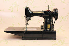 Load image into Gallery viewer, Singer Featherweight 222K Sewing Machine EL6850**
