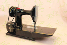 Load image into Gallery viewer, Singer Featherweight 222K Sewing Machine EL6850**
