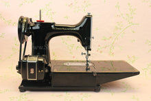 Load image into Gallery viewer, Singer Featherweight 222K Sewing Machine EL6850**
