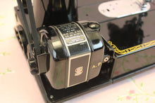 Load image into Gallery viewer, Singer Featherweight 222K Sewing Machine EL6850**
