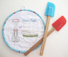 Load image into Gallery viewer, PATTERN BOOKLET, Bee in my Bonnet Kitchen Love by Lori Holt
