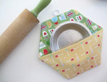 Load image into Gallery viewer, PATTERN BOOKLET, Bee in my Bonnet Kitchen Love by Lori Holt
