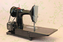Load image into Gallery viewer, Singer Featherweight 222K Sewing Machine EM961***

