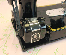 Load image into Gallery viewer, Singer Featherweight 222K Sewing Machine EM961***
