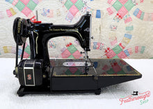 Load image into Gallery viewer, Singer Featherweight 222K Sewing Machine EM957***
