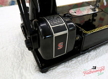 Load image into Gallery viewer, Singer Featherweight 222K Sewing Machine EM957***
