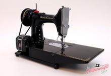 Load image into Gallery viewer, Singer Featherweight 222K Sewing Machine EJ626***
