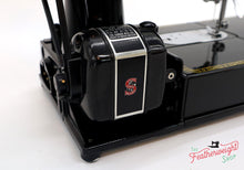 Load image into Gallery viewer, Singer Featherweight 222K Sewing Machine EJ909***
