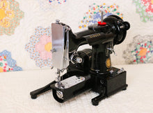 Load image into Gallery viewer, Singer Featherweight 222K Sewing Machine EM6011**
