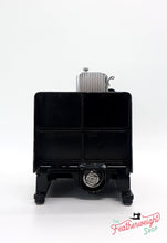 Load image into Gallery viewer, Singer Featherweight 222K Sewing Machine EL181***
