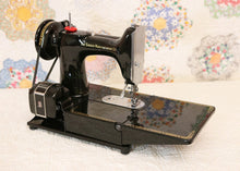 Load image into Gallery viewer, Singer Featherweight 222K Sewing Machine EN134***

