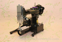 Load image into Gallery viewer, Singer Featherweight 222K Sewing Machine

