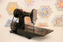 Load image into Gallery viewer, Singer Featherweight 222K Sewing Machine EP541***
