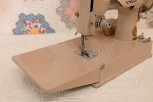 Load image into Gallery viewer, Singer Featherweight 221 Sewing Machine, TAN JE157***
