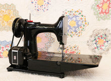 Load image into Gallery viewer, Singer Featherweight 222K Sewing Machine EM9581**
