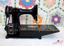 Load image into Gallery viewer, Singer Featherweight 222K Sewing Machine EN135***
