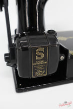 Load image into Gallery viewer, Singer Featherweight 221K Sewing Machine, EH142***

