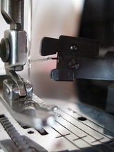 Load image into Gallery viewer, Needle Threader, BLACKSIDE SET, Singer (Vintage Original)
